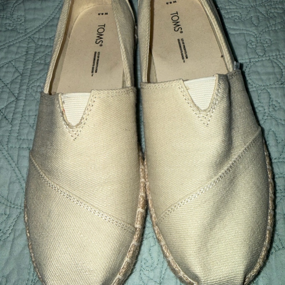 TOMS Women’s Beige Canvas Slip-Ons size 8.5